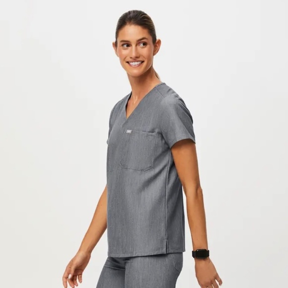 Figs Women’s Catarina One Pocket Scrub Top Graphite Gray size Small Core Color - Picture 3 of 11